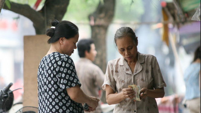 Tăng thuế VAT 1% sẽ làm tăng thêm 240.000 người nghèo?