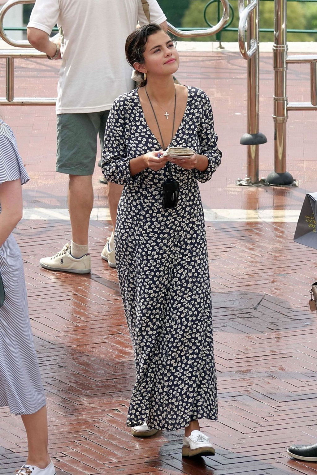 Selena Gomez, cô nàng chăm diện váy quấn nhất Hollywood