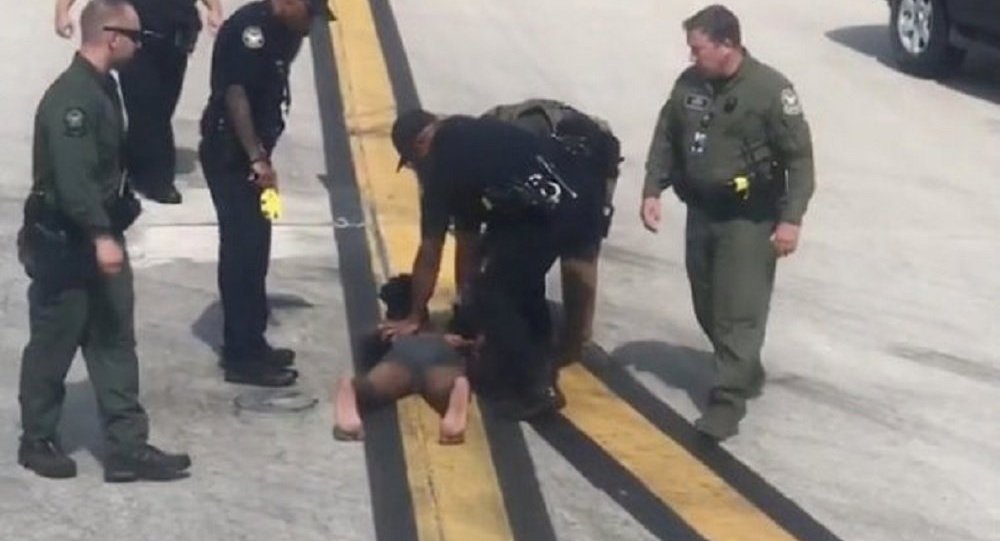 Như phim: Thanh niên khỏa thân đu cánh máy bay, đập cửa sổ bùm bụp