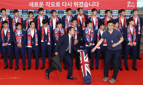 Thắng Đức, tuyển Hàn Quốc vẫn bị ném trứng khi về nước