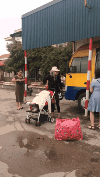 Đề nghị can thiệp khẩn cấp sau khi hotgirl Bella tay kẹp cổ, phì khói thuốc vào mặt con