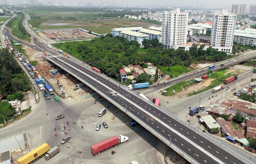 Nút giao ba tầng cửa ngõ phía Đông TP HCM hoàn thành