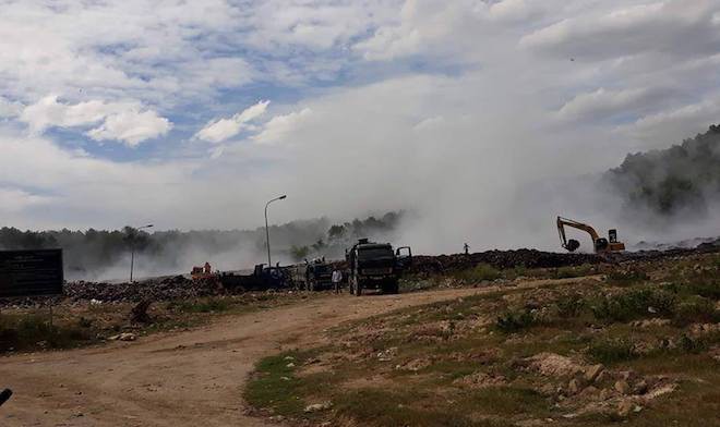 Cháy lớn 3 ngày ở bãi rác, hàng chục người ngộ độc khói