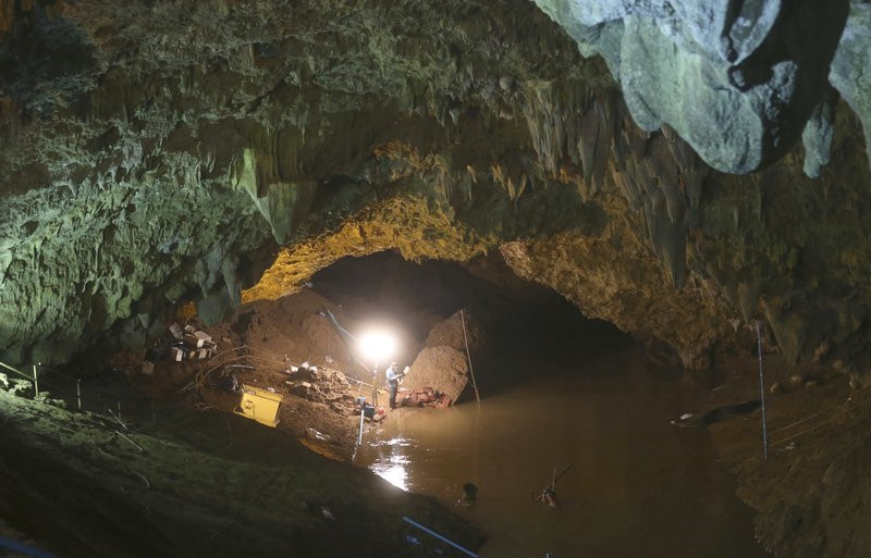 Việc cứu hộ đội bóng kẹt trong hang ở Thái có thể kéo dài vài tháng Việc cứu hộ đội bóng kẹt trong hang ở Thái có thể kéo dài vài tháng
