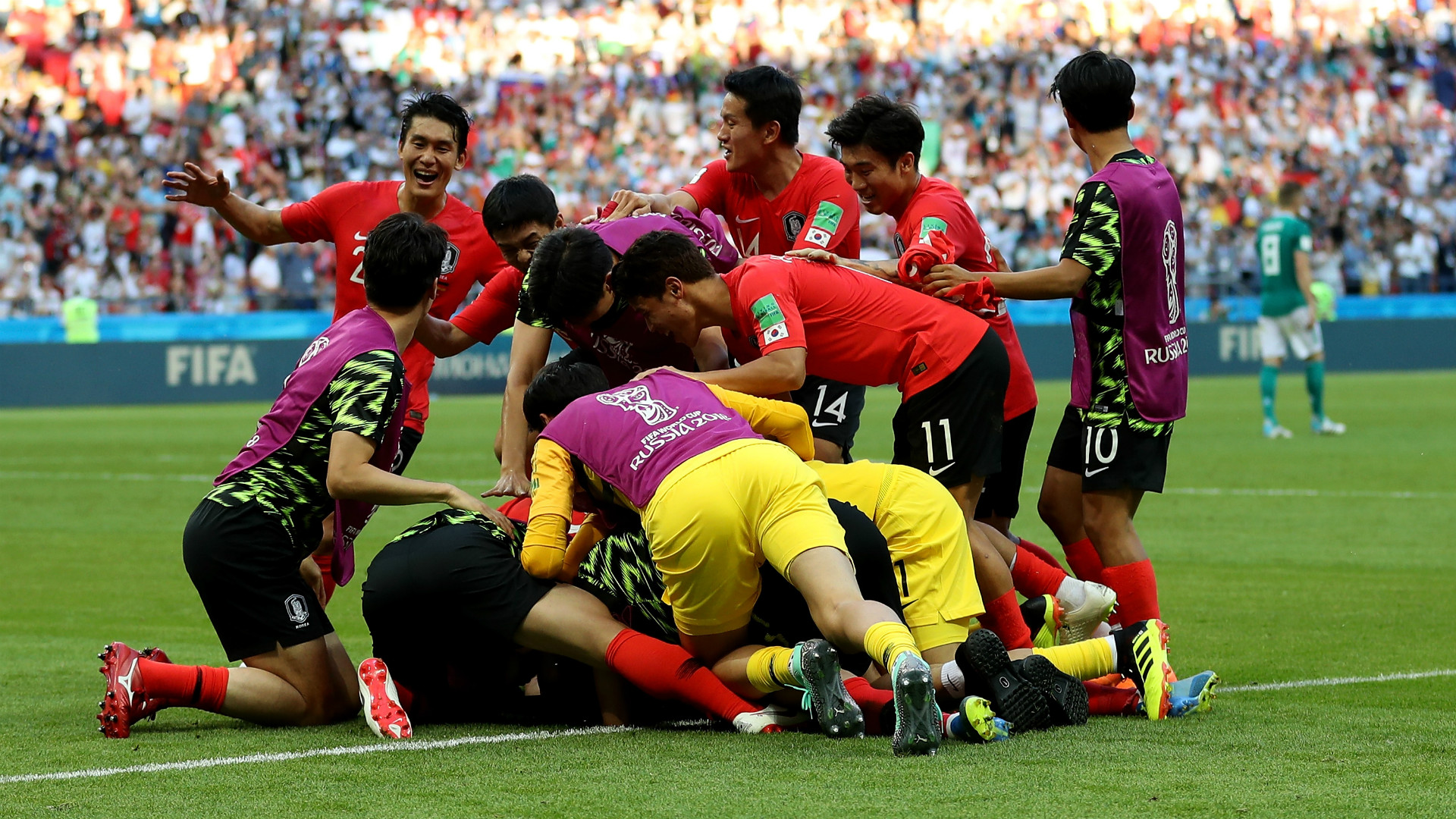 Son Heung-Min & nghĩa vụ quân sự Hàn Quốc: Chạy trời ra sao để khỏi nắng?