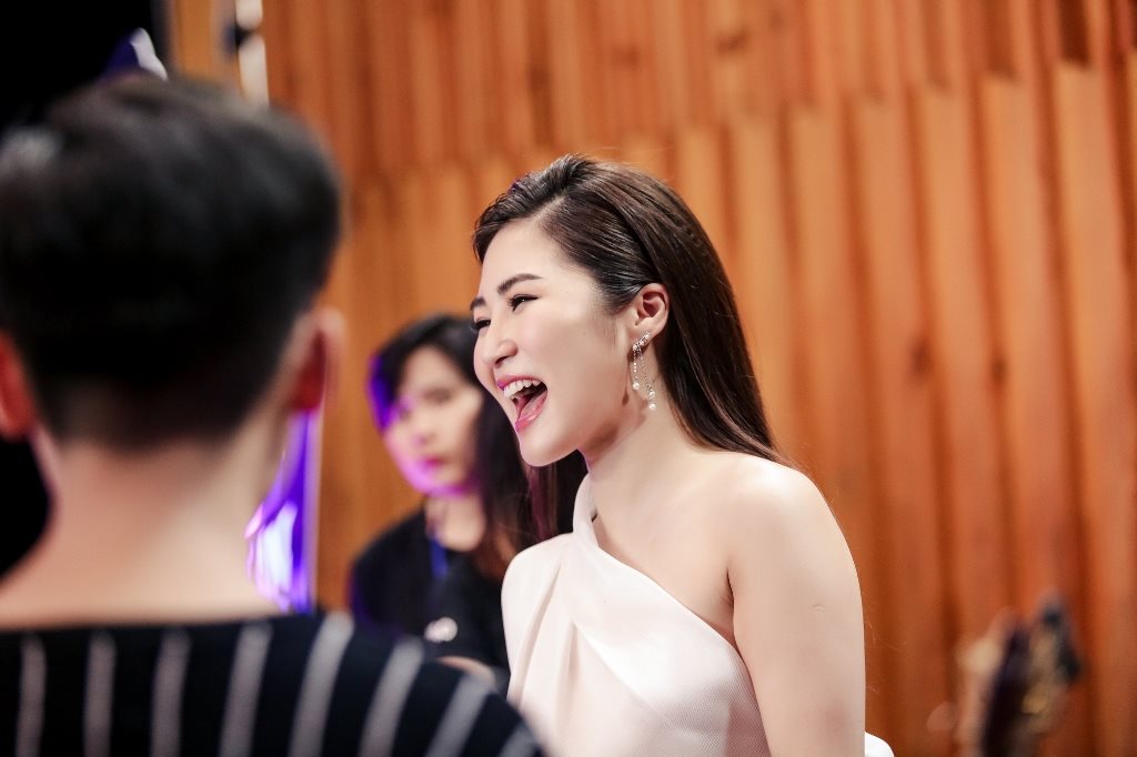 The Debut tập 4: Hương Tràm yêu cầu 2 giám khảo còn lại xin lỗi, Đức Phúc khóc nức nở trên ghế nóng The Debut tập 4: Hương Tràm yêu cầu 2 giám khảo còn lại xin lỗi, Đức Phúc khóc nức nở trên ghế nóng