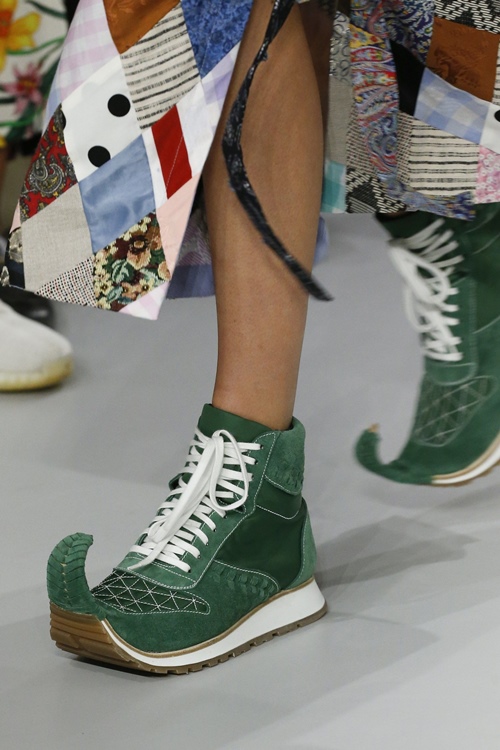 Giày khủng bố vừa thô vừa đắt nhưng lạ thay, ai cũng mê