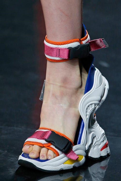 Giày khủng bố vừa thô vừa đắt nhưng lạ thay, ai cũng mê