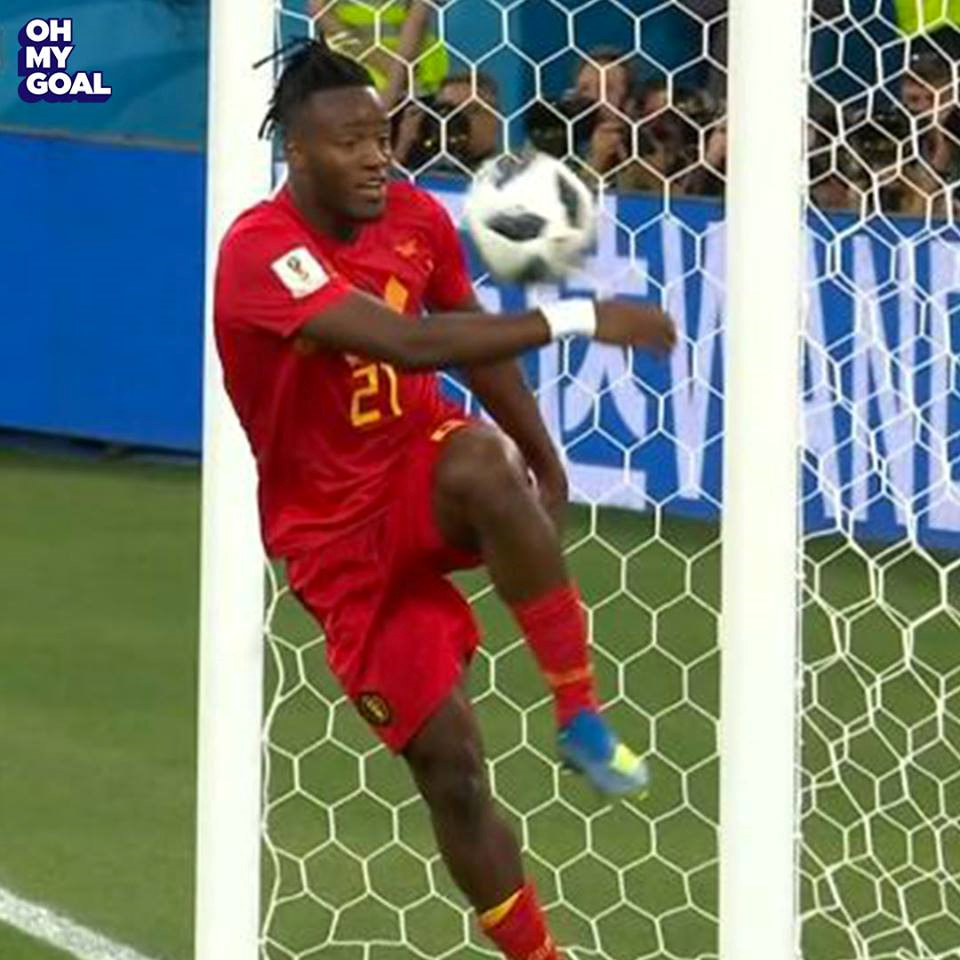 Sao Bỉ tự làm mình đau sau cú sút đập cột