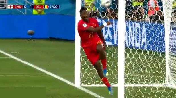 Sao Bỉ tự làm mình đau sau cú sút đập cột