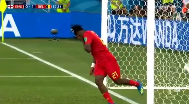 Sao Bỉ tự làm mình đau sau cú sút đập cột