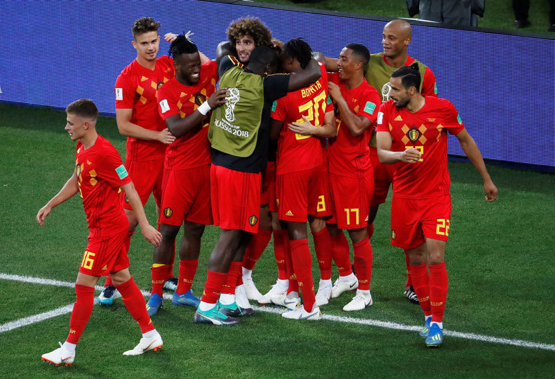 Sao Bỉ tự làm mình đau sau cú sút đập cột