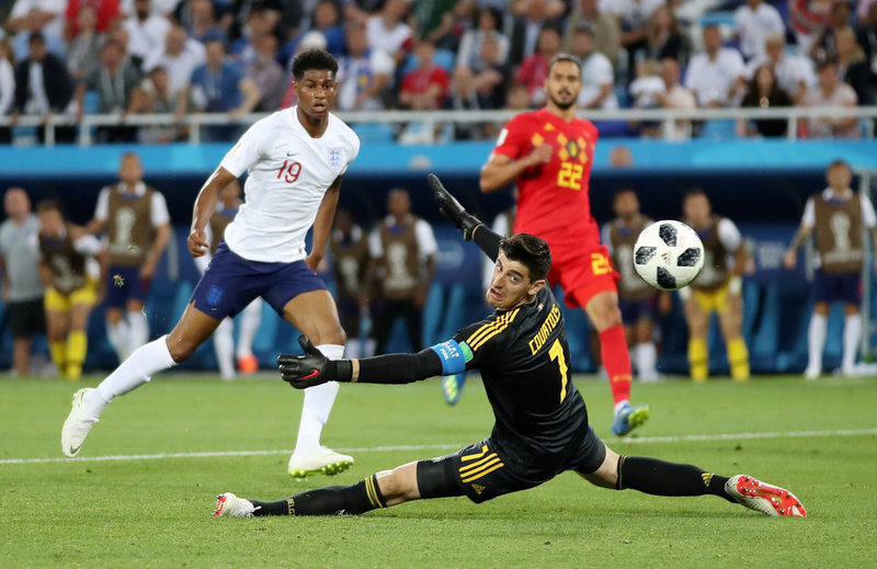 Sao Bỉ tự làm mình đau sau cú sút đập cột