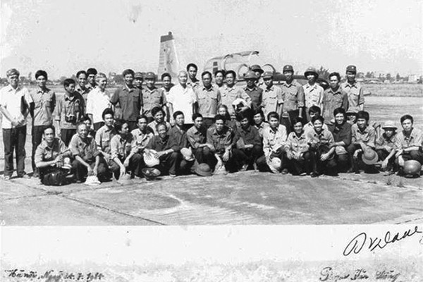 Chiếc máy bay trinh sát liên lạc do Việt Nam chế tạo