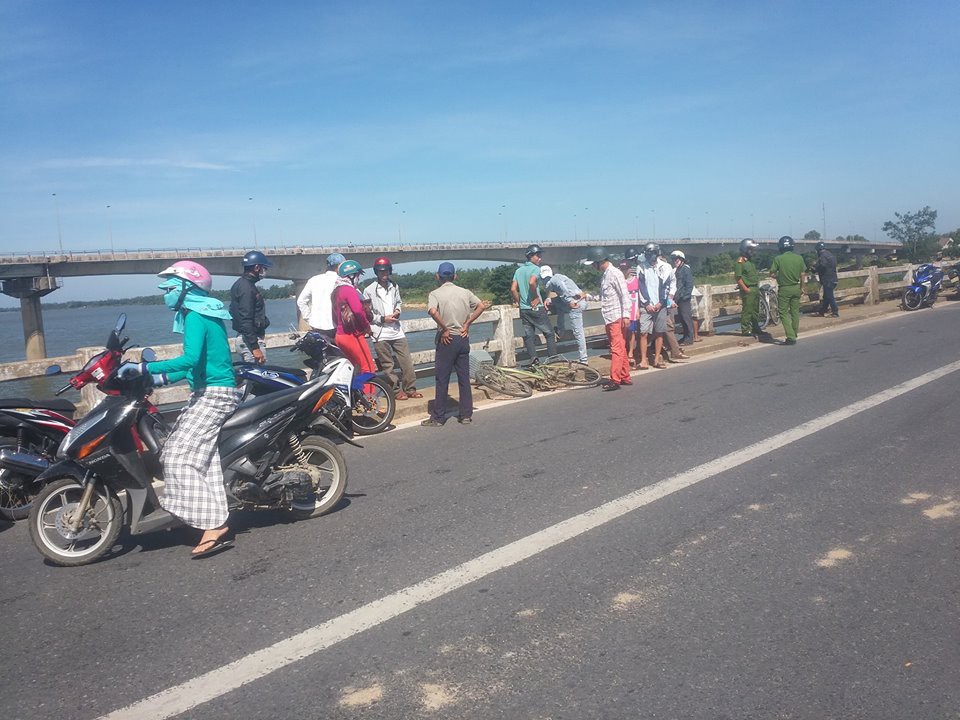 Để lại xe đạp trên cầu, nam thanh niên 17 tuổi nhảy cầu Câu Lâu tự tử