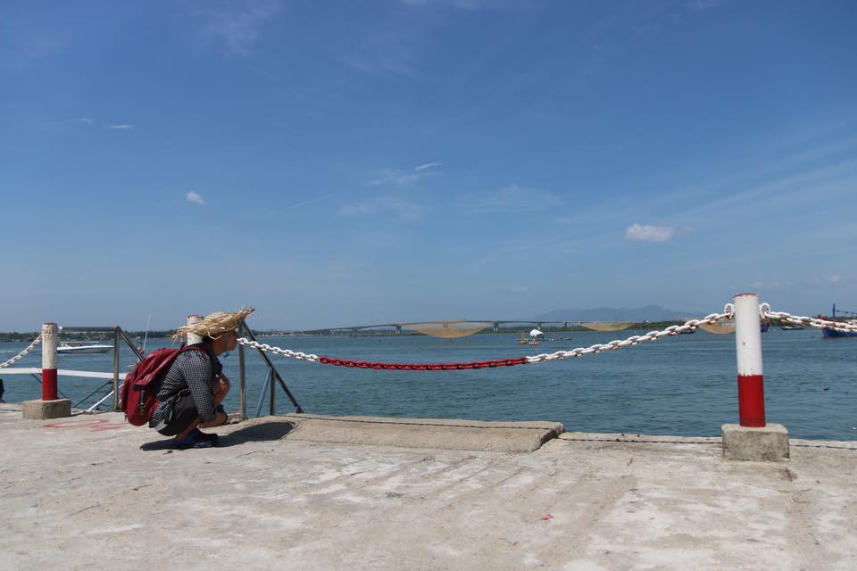 Thanh niên F.A chụp bộ ảnh Lonely man in Da Nang city khi du lịch cùng hội bạn có gấu