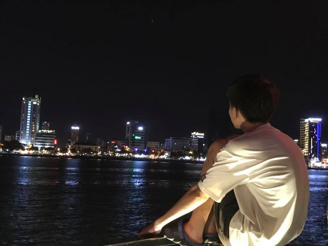 Thanh niên F.A chụp bộ ảnh Lonely man in Da Nang city khi du lịch cùng hội bạn có gấu