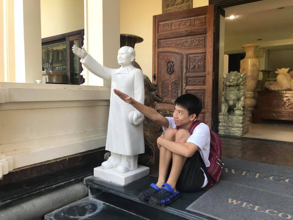 Thanh niên F.A chụp bộ ảnh Lonely man in Da Nang city khi du lịch cùng hội bạn có gấu