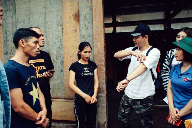 MC Phan Anh hứng trọn gạch đá vì áo quần tinh tươm khi đi từ thiện vùng lũ