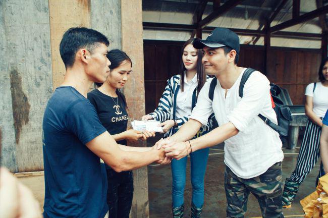 MC Phan Anh hứng trọn gạch đá vì áo quần tinh tươm khi đi từ thiện vùng lũ