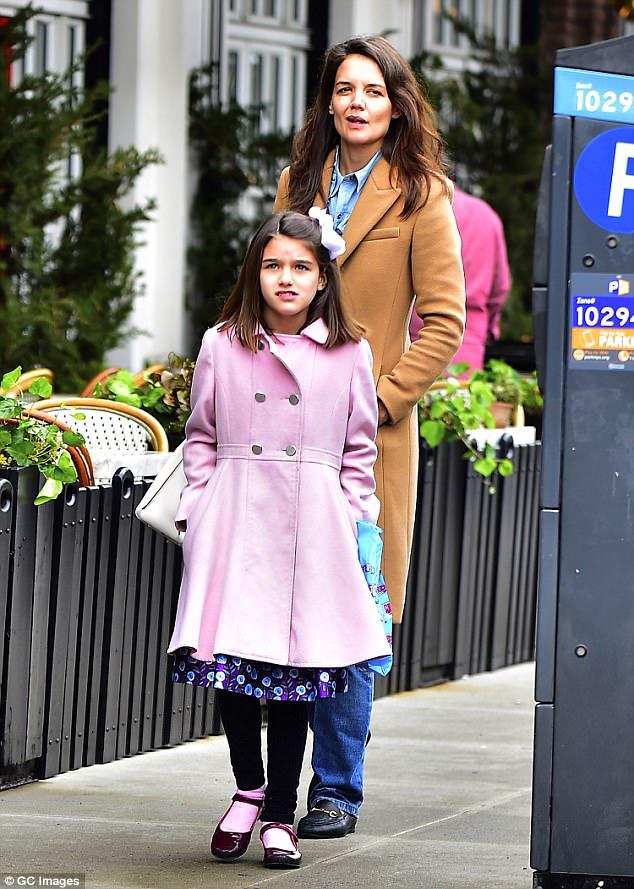 Suri lộ ảnh bán nước chanh ngoài đường kiếm từng đồng, Tom Cruise quyết định gặp con gái