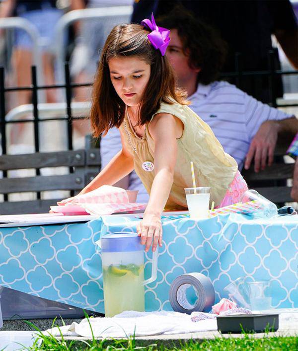 Suri lộ ảnh bán nước chanh ngoài đường kiếm từng đồng, Tom Cruise quyết định gặp con gái