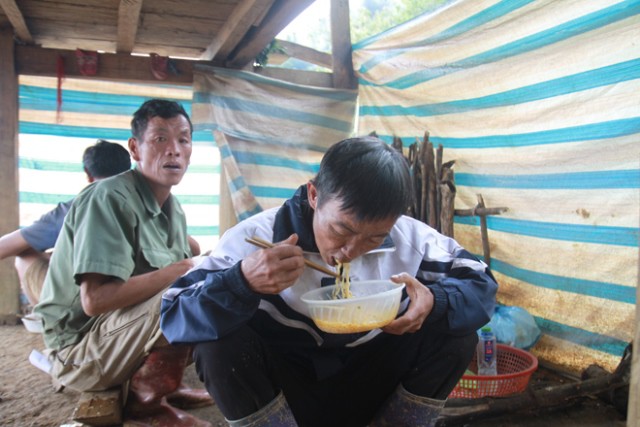 Những gương mặt hoảng loạn sau vụ sạt núi xóa sổ 28 ngôi nhà trong một bản