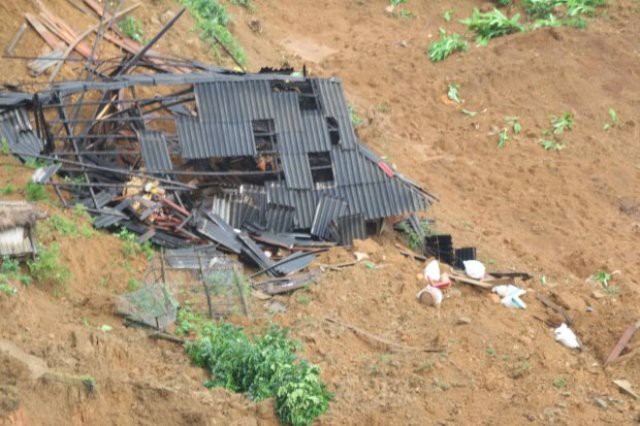 Những gương mặt hoảng loạn sau vụ sạt núi xóa sổ 28 ngôi nhà trong một bản