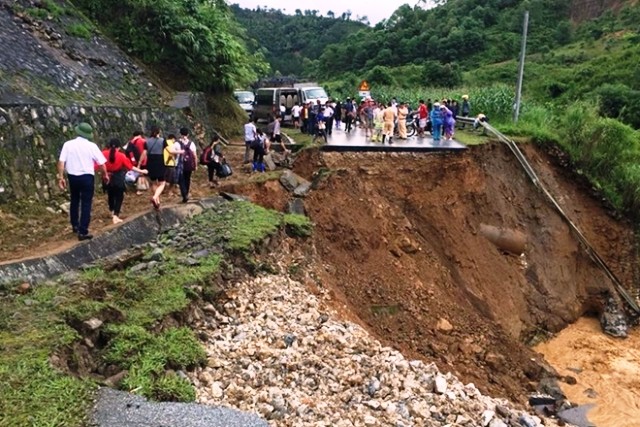 Những gương mặt hoảng loạn sau vụ sạt núi xóa sổ 28 ngôi nhà trong một bản