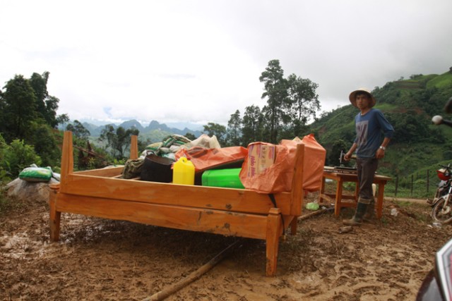 Những gương mặt hoảng loạn sau vụ sạt núi xóa sổ 28 ngôi nhà trong một bản