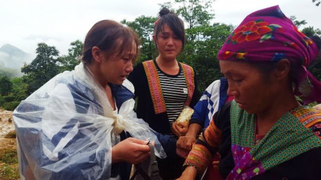 Những gương mặt hoảng loạn sau vụ sạt núi xóa sổ 28 ngôi nhà trong một bản