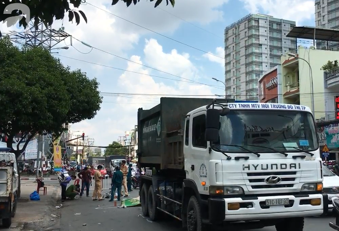 TP.HCM: Va chạm xe chở rác, người phụ nữ đi xe đạp bị cuốn vào gầm tử vong thương tâm