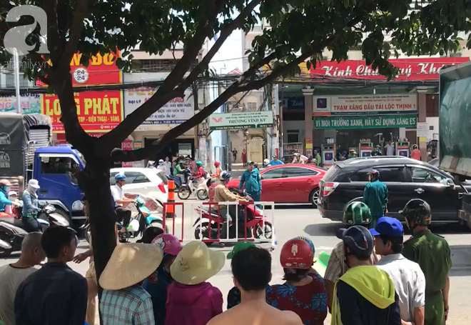 TP.HCM: Va chạm xe chở rác, người phụ nữ đi xe đạp bị cuốn vào gầm tử vong thương tâm