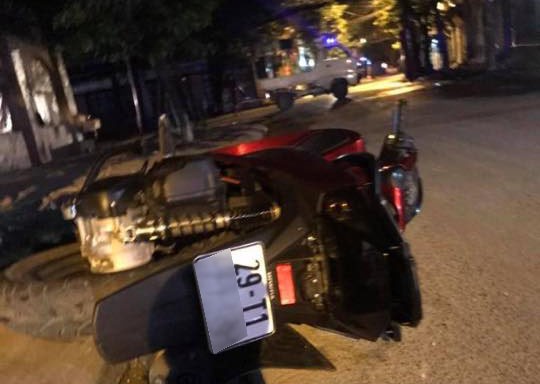 Hà Nội: Thi thể hai nam thanh niên nằm cạnh chiếc xe máy SH trên phố