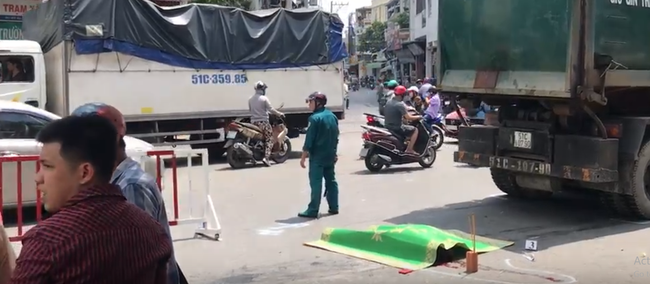TP.HCM: Va chạm xe chở rác, người phụ nữ đi xe đạp bị cuốn vào gầm tử vong thương tâm TP.HCM: Va chạm xe chở rác, người phụ nữ đi xe đạp bị cuốn vào gầm tử vong thương tâm