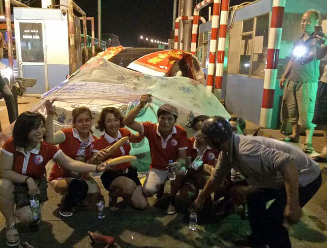 Người dân, tài xế mắc màn tại trạm BOT Tân Đệ