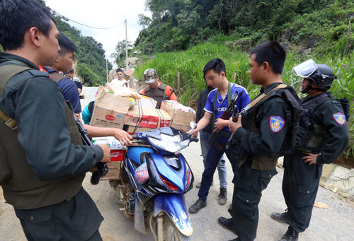 Cảnh sát kiểm tra gắt gao đường vào thung lũng ma túy Tà Dê