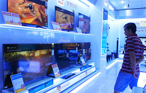 Không nên mua TV trưng bày để xem bóng đá