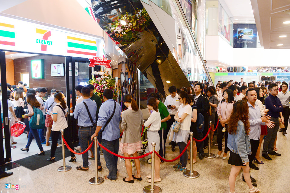 Cuộc chiến 500 m đường 5 cửa hàng tiện lợi ở trung tâm Sài Gòn