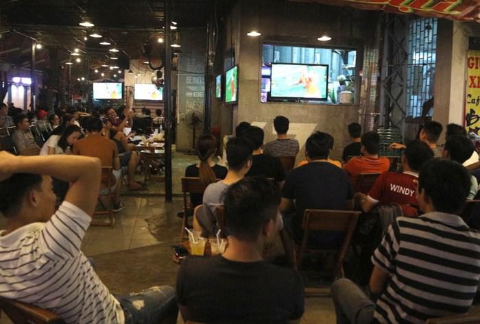 Chồng đi xem World Cup, con sốt hầm hập, vợ tá hoả đi tìm mới biết điều bất ngờ