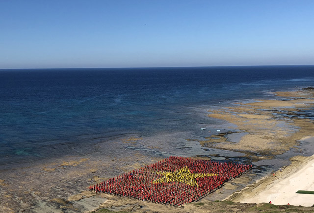 3.000 người tham gia xếp hình cờ Tổ quốc trên biển