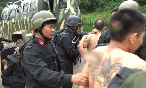 Đột kích thủ phủ ma túy: Thi thể 3 đối tượng cầm 3 khẩu súng trên tay