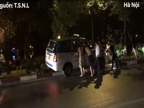 Clip: Đám đông hợp sức giải cứu taxi đâm lên dải phân cách và bị mắc kẹt trong đêm