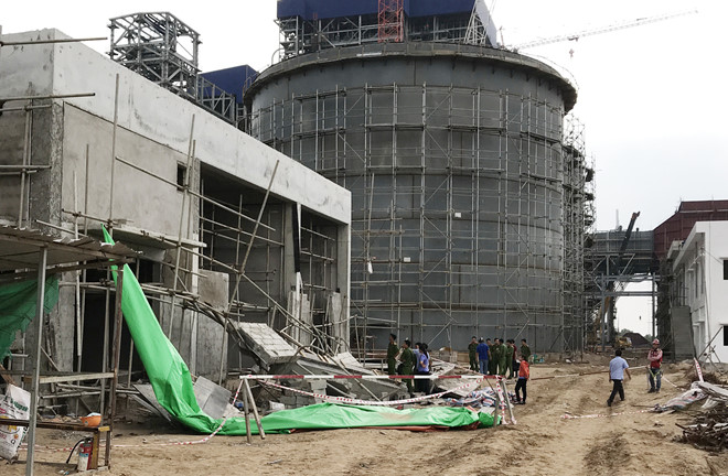 Người không đeo dây an toàn nhảy khỏi giàn giáo bị sập