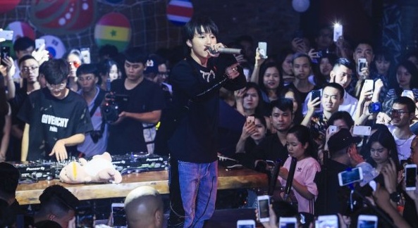 Sơn Tùng MTP khiến fan hâm mộ điên cuồng vì Chạy ngay đi remix trong đêm nhạc tại Hà Nội Sơn Tùng MTP khiến fan hâm mộ điên cuồng vì Chạy ngay đi remix trong đêm nhạc tại Hà Nội