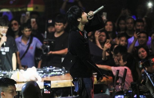 Sơn Tùng MTP khiến fan hâm mộ điên cuồng vì Chạy ngay đi remix trong đêm nhạc tại Hà Nội Sơn Tùng MTP khiến fan hâm mộ điên cuồng vì Chạy ngay đi remix trong đêm nhạc tại Hà Nội