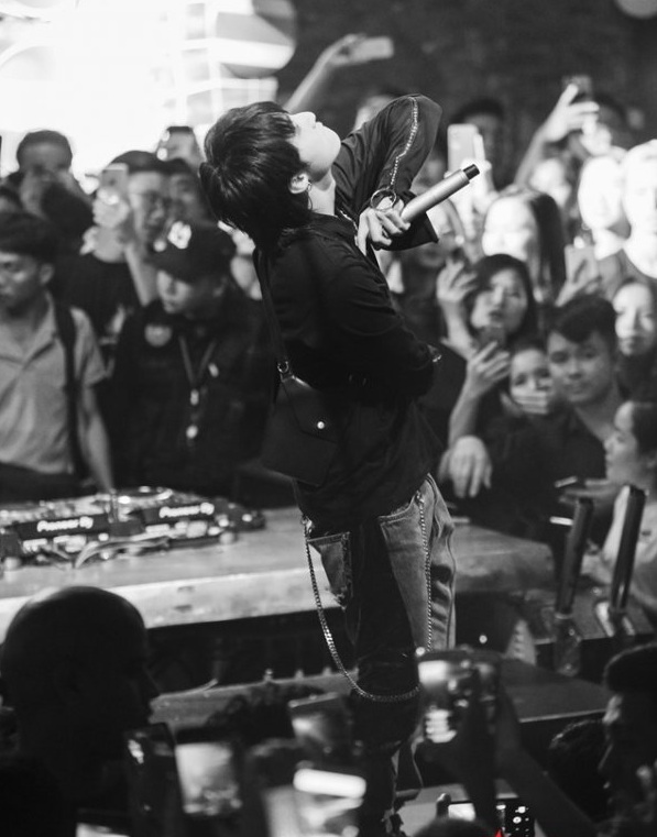 Sơn Tùng MTP khiến fan hâm mộ điên cuồng vì Chạy ngay đi remix trong đêm nhạc tại Hà Nội Sơn Tùng MTP khiến fan hâm mộ điên cuồng vì Chạy ngay đi remix trong đêm nhạc tại Hà Nội