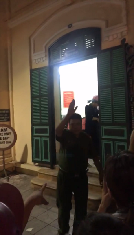 Xuất hiện clip hot girl Bella tha lôi con trên phố đi bộ, bị Công an quận Hoàn Kiếm mời về trụ sở