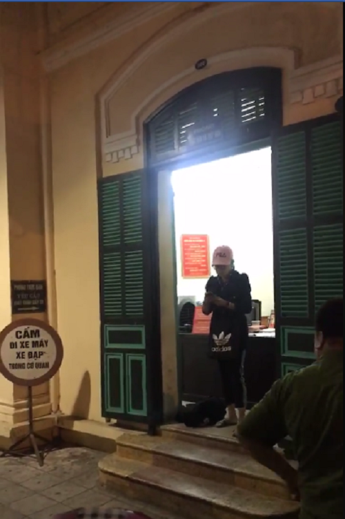 Xuất hiện clip hot girl Bella tha lôi con trên phố đi bộ, bị Công an quận Hoàn Kiếm mời về trụ sở