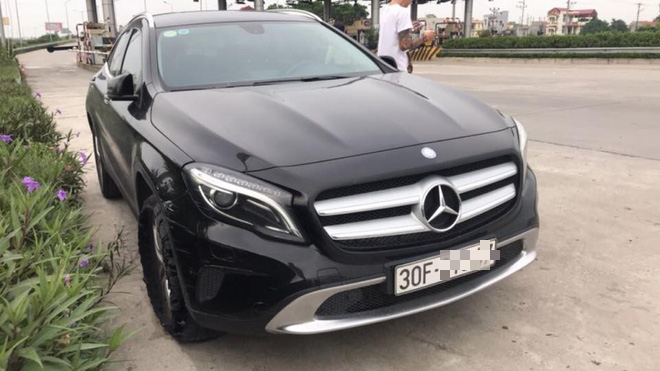 Tài xế cứu hộ đăng đàn tố bị khách đi Mercedes bùng 2,3 triệu đồng: Thay lốp xe xong là chạy mất hút, gọi điện thì khất lần